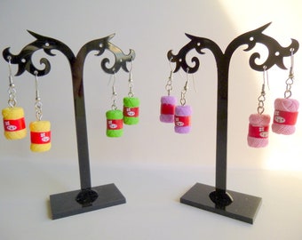 Orecchini pendenti con gomitolo di lana: maglia/uncinetto - E656