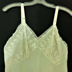 Vintage Lorraine Doppelschichtige Baumwolle Ganze Slip in Elfenbein Ösen Spitze / Stickerei auf Cups 34 VNC Kostenloser Versand
