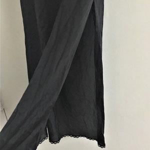 Può includere: Slip nero con bordo in pizzo sul fondo.