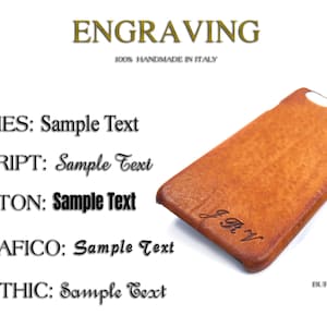 Può includere: Una custodia per telefono in pelle marrone con il testo "ENGRAVING 100% HANDMADE IN ITALY" in alto e il testo "TIMES: Sample Text, SCRIPT: Sample Text, ANTON: Sample Text, GRAFICO: Sample Text, GOTHIC: Sample Text" sul lato sinistro dell'immagine. La custodia ha le iniziali "J.R.V." incise sul davanti. Il testo "BURNT/PRESSED GOLD SILVER COPPER BRONZE" è sul lato destro dell'immagine.