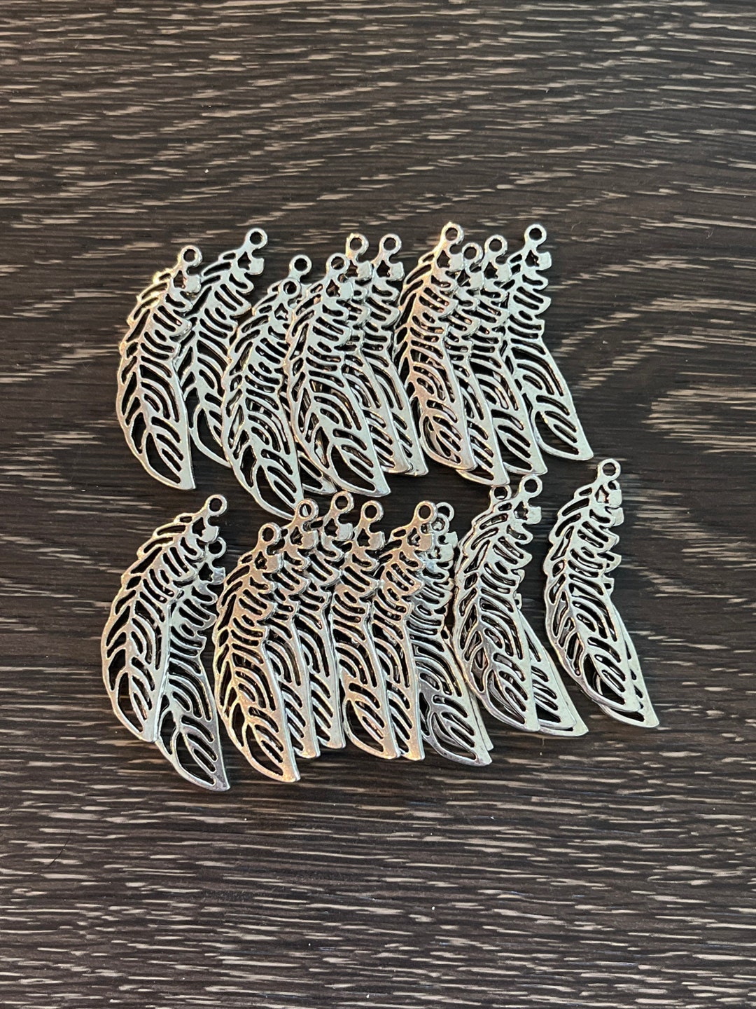 Lot De 30 Breloques Pendentifs En Forme De Plume Argentée - Dimensions 17x4 Mm - Pour Création De Bijoux (FIMO, Perles)