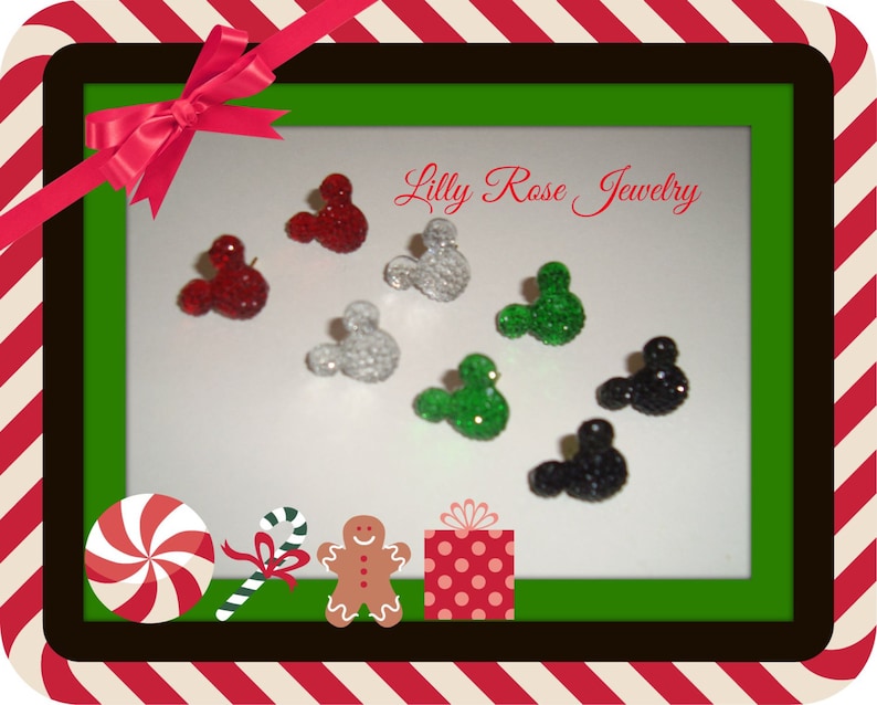 Op de afbeelding: Assortiment van Mickey Mouse-vormige oorbellen met strass in rood, groen, zwart en helder. Lilly Rose Jewelry staat op de witte achtergrond.