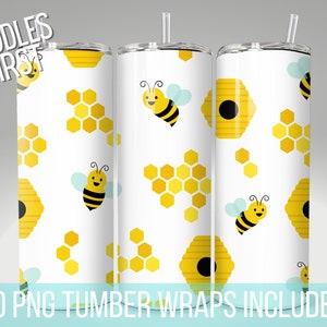 Könnte beinhalten: Set mit 10 bedruckbaren Becherummantelungen mit weißem Hintergrund, gelben und schwarzen Bienen, Waben und Bienenstöcken. Der Text "DOODLES FIRST" befindet sich in der oberen linken Ecke des Bildes.