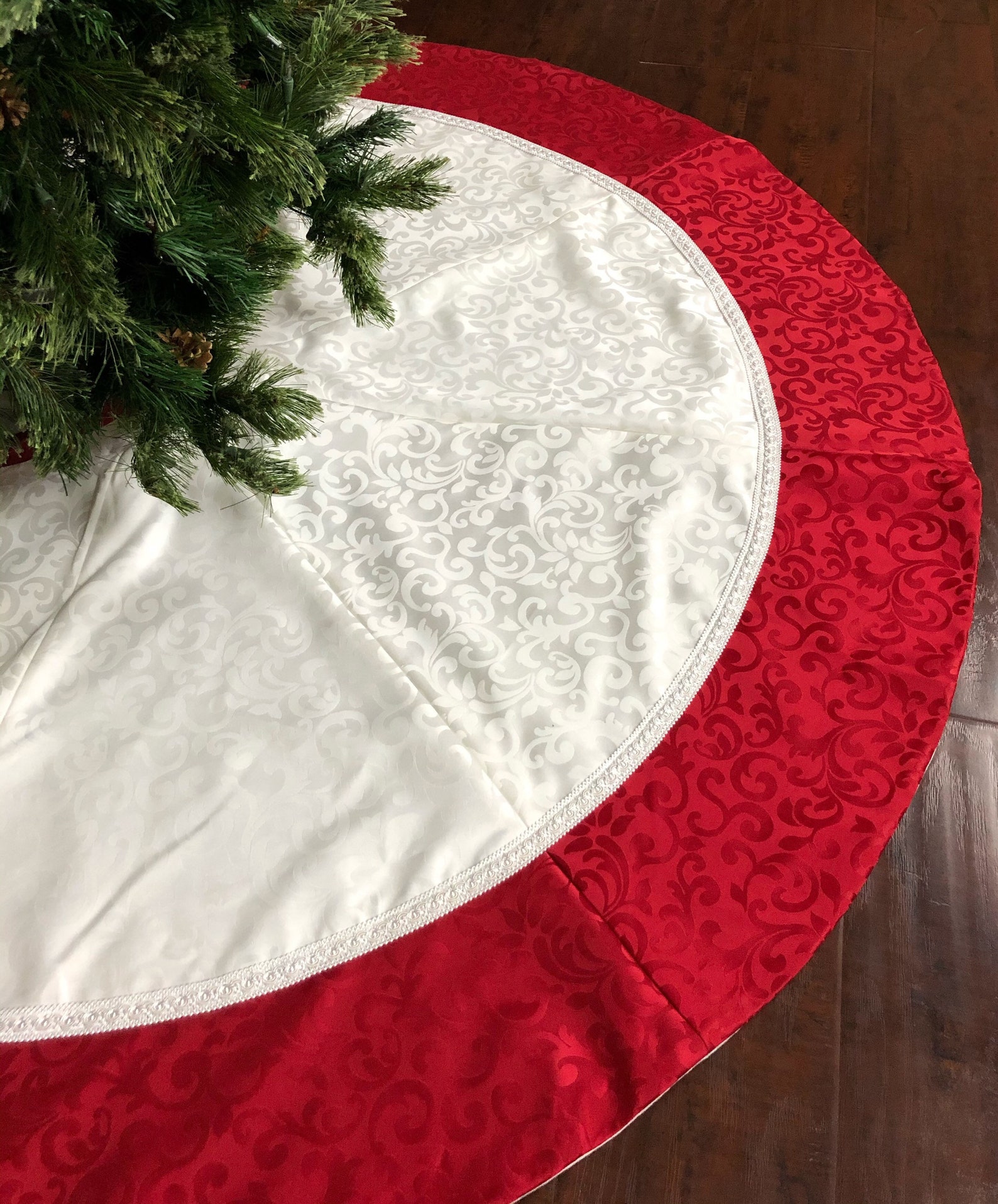 Red And White Christmas Tree Skirt 