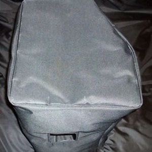 Könnte beinhalten: Schwarze Lautsprecherabdeckung mit Reißverschluss und rechteckiger Öffnung für den Lautsprecher.