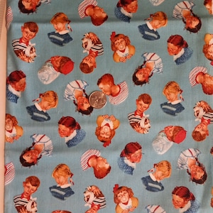 Peut inclure: Tissu bleu avec un motif répété de visages d'enfants. Les enfants portent des tenues variées et certains tiennent un chien ou soufflent une bulle.