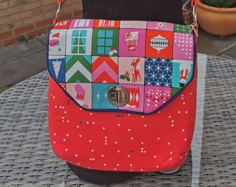 Bolso bandolera con cierre de botones en tejido navideño. Estilo retro vintage festivo. OOAK fabricado en Inglaterra.