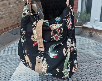 Bolso Hobo reversible - Tatuaje alternativo Pinup Hombres Mujeres Sirenas Mermen Merfolk Hombro Sling Slouch Grande Retro Quirky Kitsch HECHO A MANO