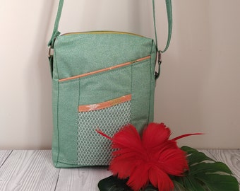 Pixie Crossbody: perfecto para todos los elementos esenciales: se adapta a desinfectantes y mascarillas, tableta, teléfono, bolso/cartera y llaves. Tela verde con purpurina