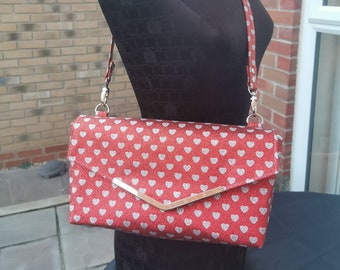 Bolso de hombro/bolso/embrague convertible Take Me Out Glitter Vinyl. MUY BIEN. Rojo con corazones plateados y adornos en los bordes.