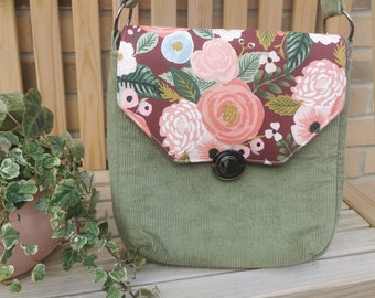 Bolso con cierre de botón en pana verde oliva con cordón de aguja y solapa floral de Rifle Paper Co. Estilo retro vintage. Hecho a mano en Inglaterra.