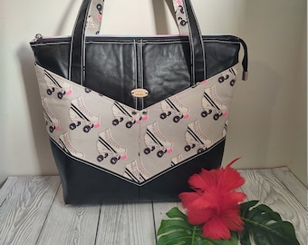 Tote Arlequín. MUY BIEN. Precioso bolso grande con acolchado de espuma y botas con patines en negro y rosa neón.