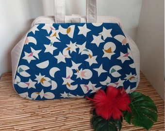 Bolsa de alfombra complementaria. MUY BIEN. Precioso bolso tote grande con relleno de espuma y formas abstractas en lona.