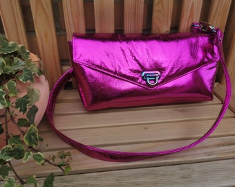 Bolso de noche metalizado rosa magenta de piel auténtica con efecto disco kitsch peculiar, hecho a mano, con bolsillo con cremallera y herrajes arcoíris.