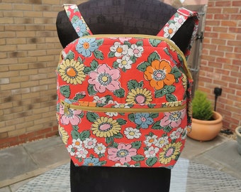 Mochila tipo bandolera o tipo mochila Dainty Daytripper en tejido de lona CK floral con abertura con cable. MUY BIEN.