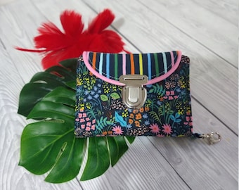 Monedero Layla Essentials: Monedero pequeño con cierre de lengüeta en tela Rifle Paper Co. con ribete rosa. Lindo y colorido.