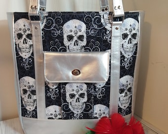 Tote con calavera Bellezza. MUY BIEN. Precioso bolso grande con relleno de espuma y calaveras brillantes.