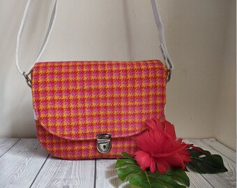 Mini alforja Mountain en Gorgeous Harris Tweed a cuadros de pata de gallo rosa/naranja/amarillo con ribete de piel sintética blanca y correa ajustable.