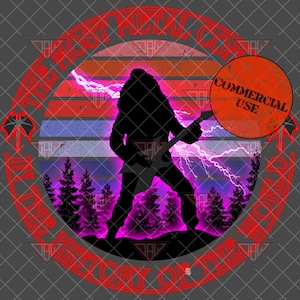 Puede incluir: Una ilustración de estilo retro que representa la silueta de una persona tocando la guitarra en un entorno de bosque. El fondo presenta una puesta de sol con un esquema de color rojo, naranja y azul. El texto "The Metal Gods" está escrito en un patrón circular alrededor de la imagen. El texto "Commercial Use" está escrito en un círculo rojo en el lado derecho de la imagen.