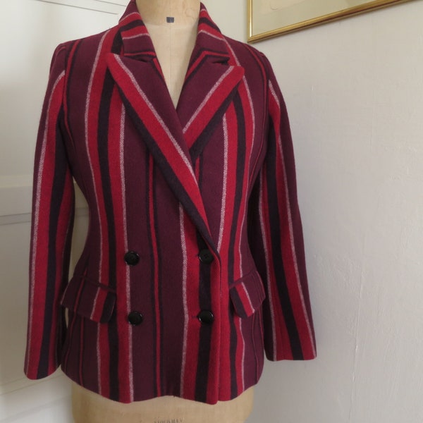 Veste AGNES B vintage, cintrée, en laine, rayée rouge, bordeaux, noir et blanc, années 80