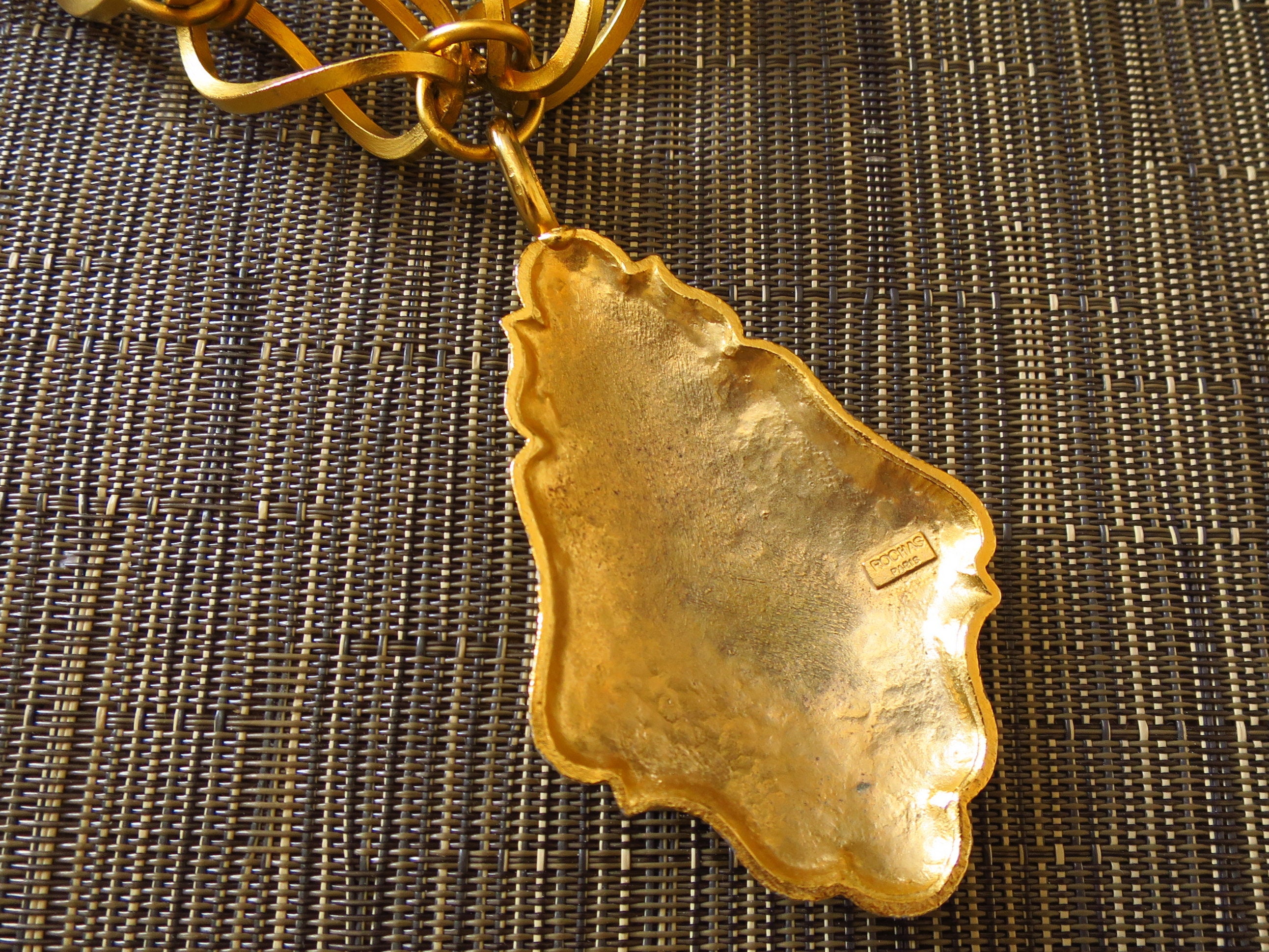 Collier Vintage Rochas En Métal Doré - Pendentif, Occasion, Parure Rétro élégante