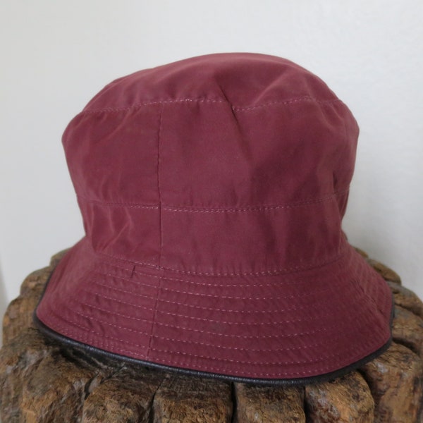 Chapeau Hermès, bob, en toile bordeau, bordure cuir marron, taille 60, vintage