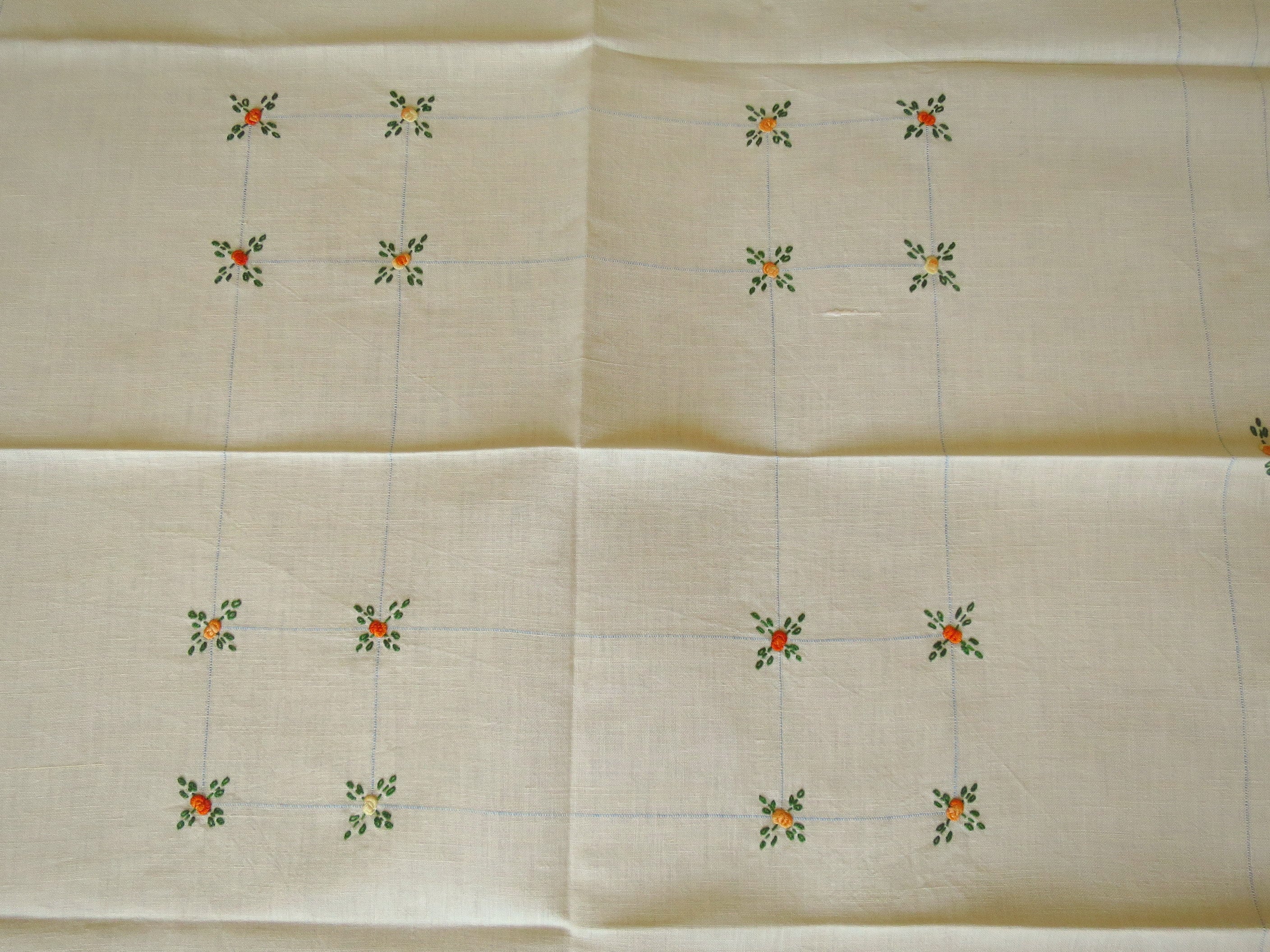 Nappe et serviettes brodées main en satin de coton : maison-et-deco