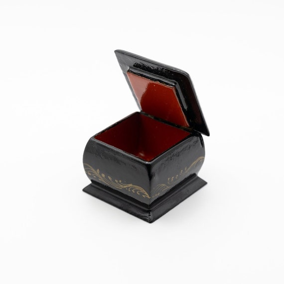 Small Vintage Hand Painted Snow Leopard Russian Lacqu… - Gem