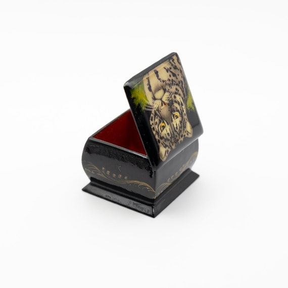 Small Vintage Hand Painted Snow Leopard Russian Lacqu… - Gem