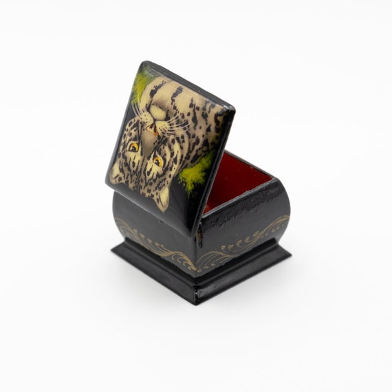 Small Vintage Hand Painted Snow Leopard Russian Lacqu… - Gem