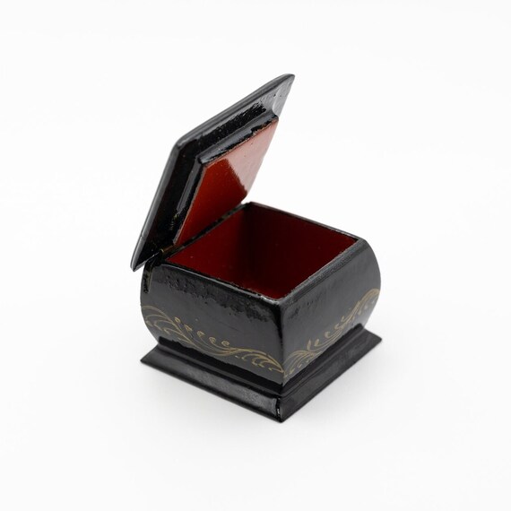 Small Vintage Hand Painted Snow Leopard Russian Lacqu… - Gem