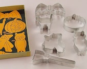 Vintage Halloween Cooky Cookie Cutters in Original Box (#E021)