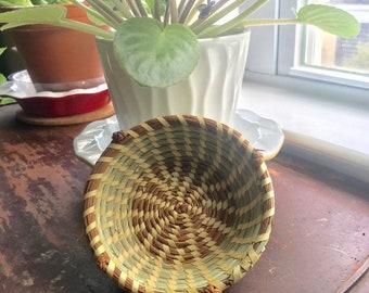 Small Charleston Sweetgrass Basket with Pine Knot Accents