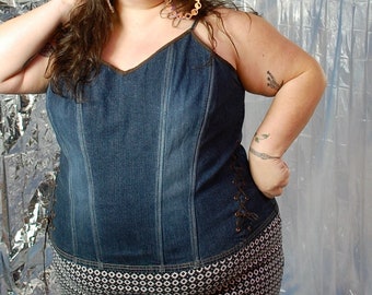 Y2K Renaissance Faire Party Babe // 1990 Plus-Size Dark Wash Blue Jean Denim korset met bruine faux suède stropdassen en rits aan de achterkant