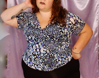 1990s Endless Knot Art Blue & Black Stretch Mesh Surplice/Cross-Over Short-Sleeve Speckled Polka Dot Sexy Office Top
