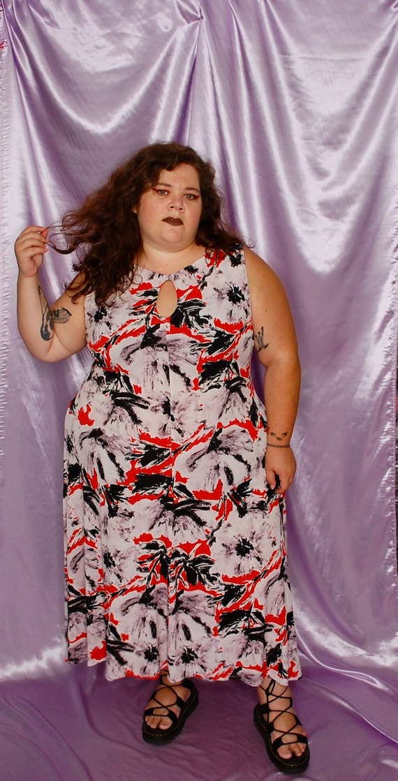 Plus-Size Y2K Looks // White Red Black Abstract Br