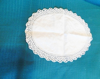 Vintage linen center with floral crocheted edge oval doily VGU