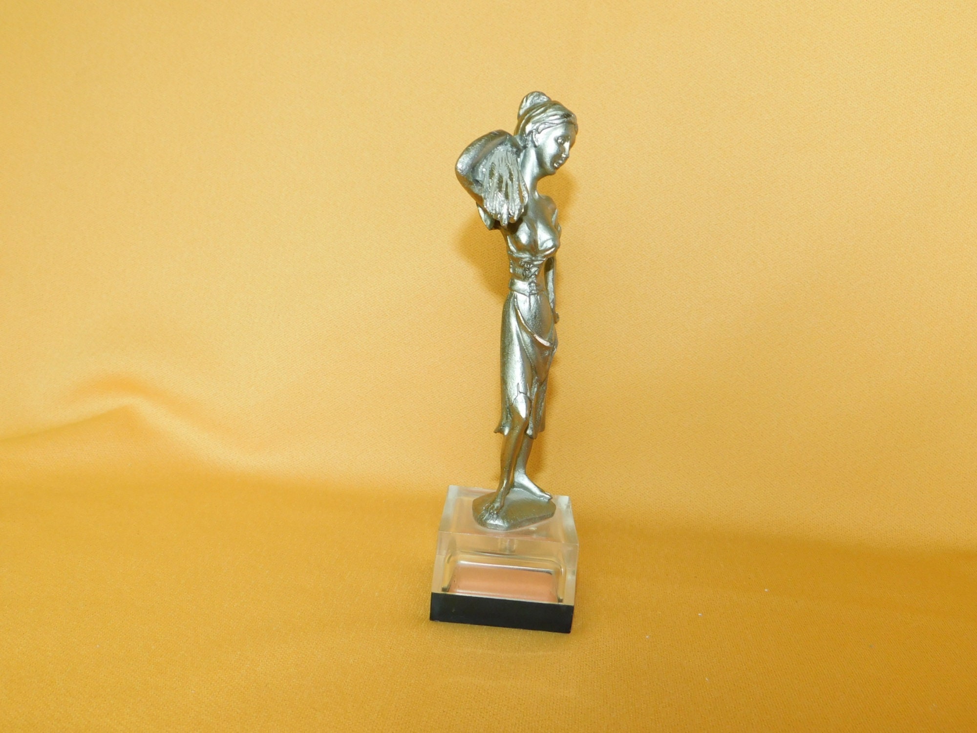 ペルトロの女性と束（イタリア）台座付きピューター像、新品同様