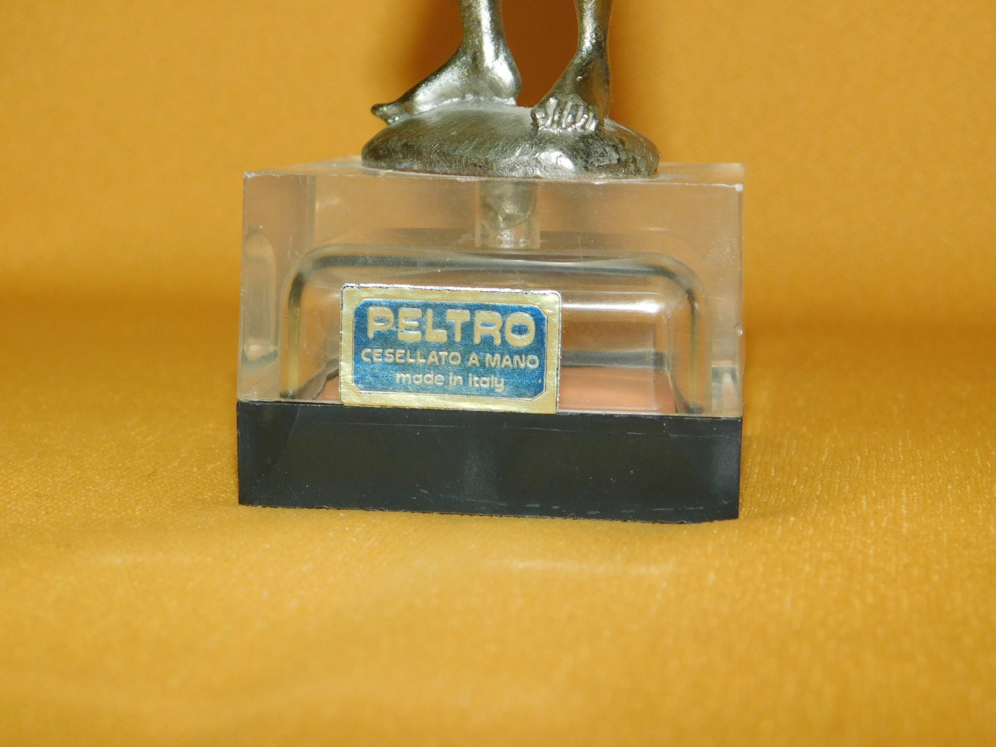 ペルトロの女性と束（イタリア）台座付きピューター像、新品同様