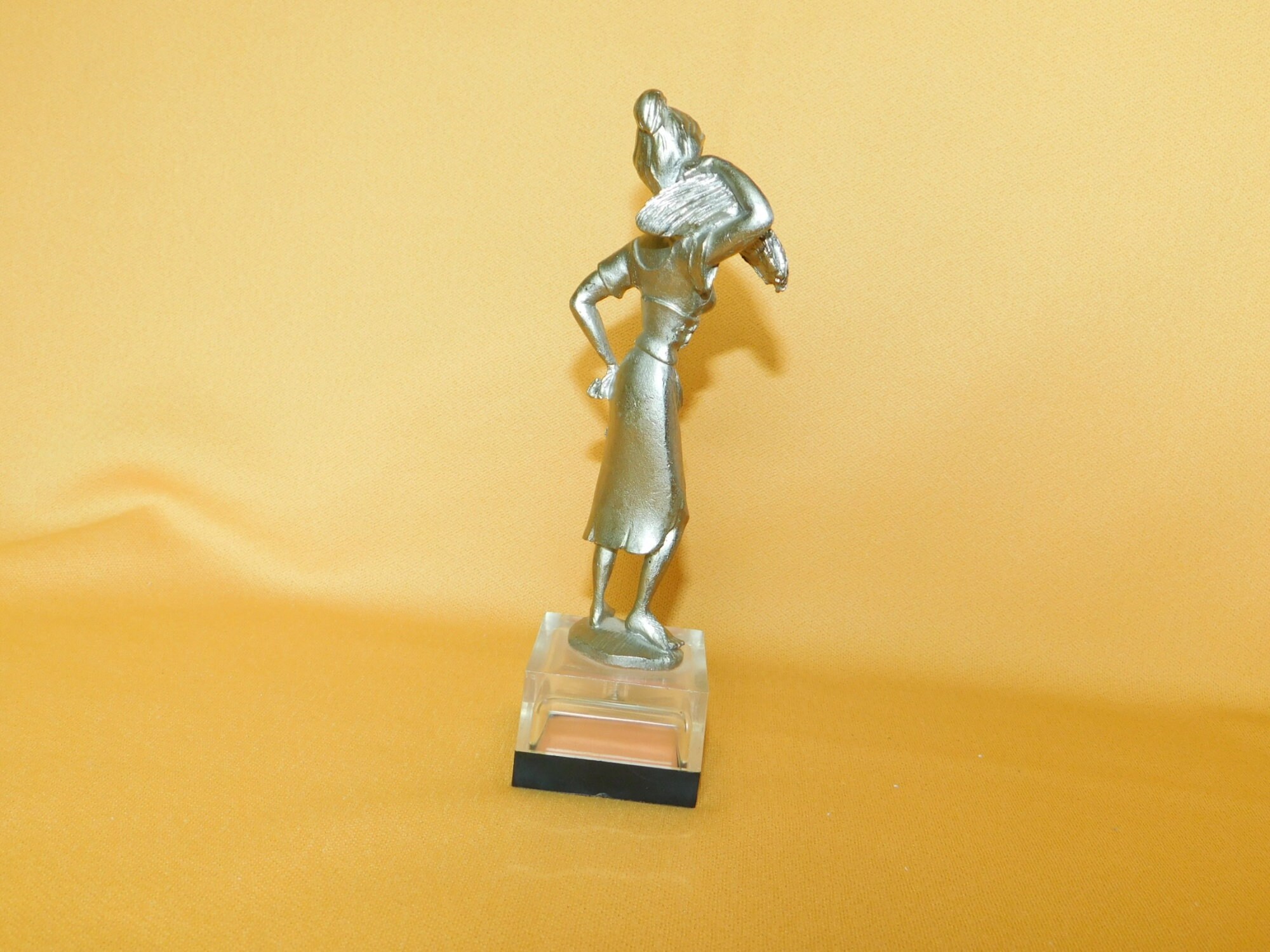 ペルトロの女性と束（イタリア）台座付きピューター像、新品同様