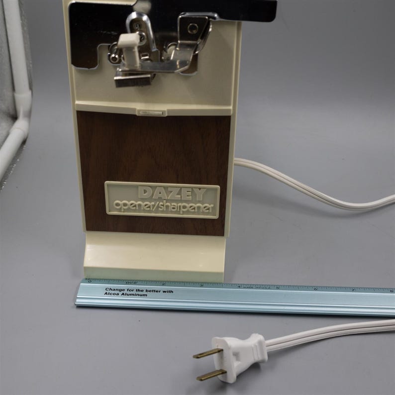 Dazey Electric Can Opener / Knife Sharpener Vintage 1976 Wood Grain / Beige immagine 10