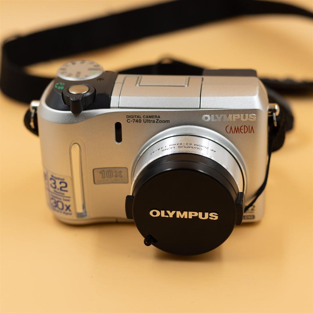 Vintage 2003 Olympus Camedia 3.2MP Digital Camera 10x Zoom Point