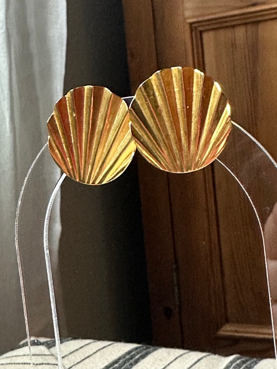 Vintage Gold Shell Fan Earrings WITH STAND! View 2