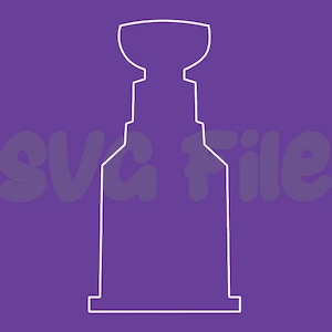 Könnte beinhalten: Eine weiße Umrandung eines Pokals mit einem Pokal oben drauf. Der Pokal befindet sich auf einem violetten Hintergrund.