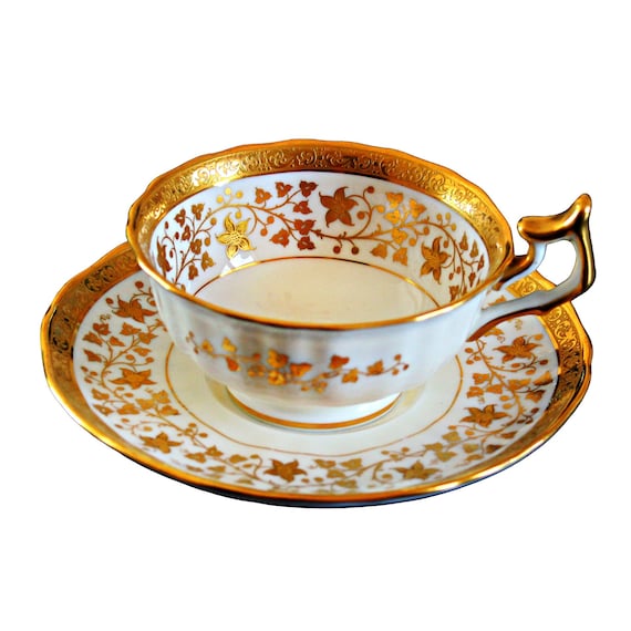 Antike englische Teetasse und Untertasse von Cauldon White and Gold Multiple Menge