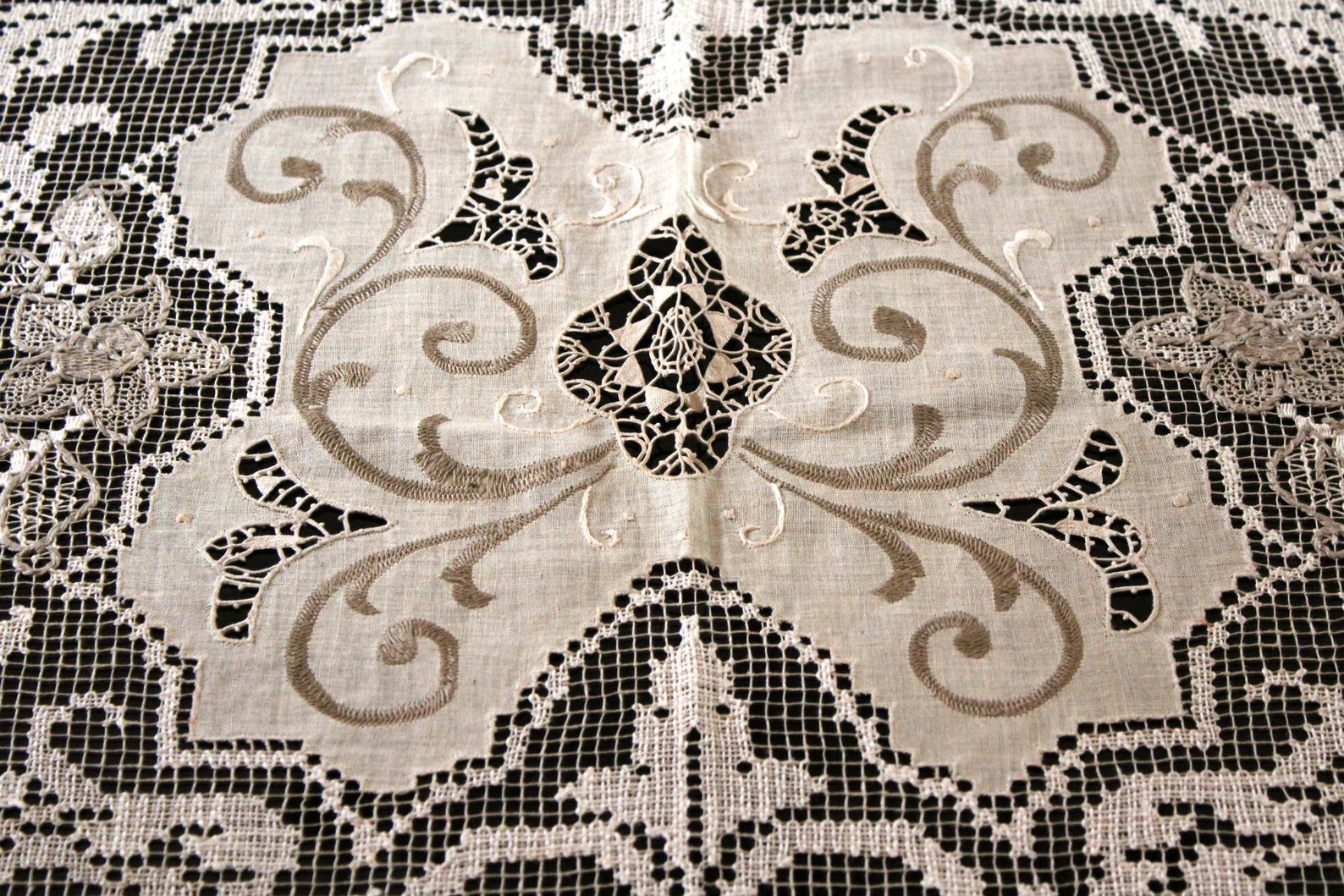 Handmade Italian Lace Linen Banquet Tablecloth Embroidered Cut Etsy Australia