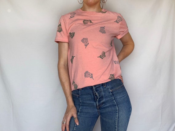 Thrifted Block Print Tee // Size Small // Original Daisy Stamp Print Pattern Design // Pink Salmon Crew Neck // Grey & Green Ink //
