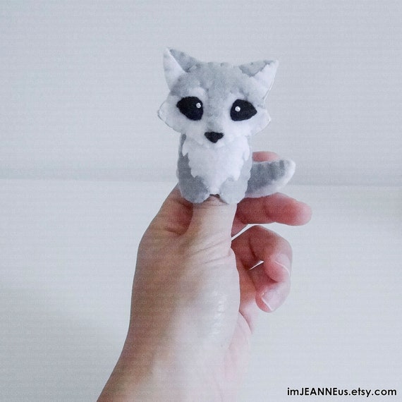 Petit loup blanc en peluche mignon et adorable · Creative Fabrica