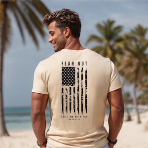 K&ouml;nnte beinhalten: Beigefarbenes T-Shirt mit einem abgenutzten amerikanischen Flaggen-Motiv und dem Text "Fear Not, For I Am With You, Isaiah 41:10".