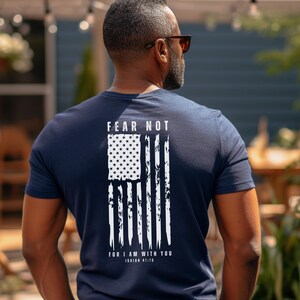 K&ouml;nnte beinhalten: Marineblaues T-Shirt mit einem abgenutzten wei&szlig;en amerikanischen Flaggen-Motiv und dem Text "F&uuml;rchte dich nicht, denn ich bin mit dir, Jesaja 41:10".